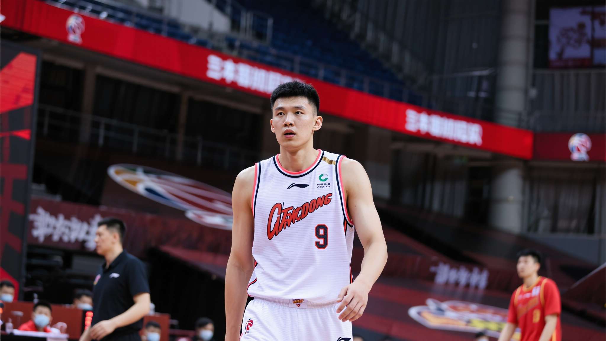 宋庭嘲讽广东男篮 而此次离队的这位国手,处境则截然不同。他不是主动出走,而是被动出局——在尚未完全